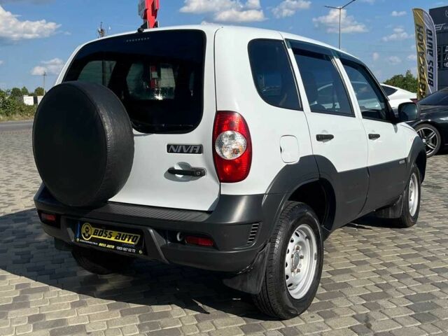 Белый Шевроле Нива, объемом двигателя 1.7 л и пробегом 98 тыс. км за 7500 $, фото 6 на Automoto.ua