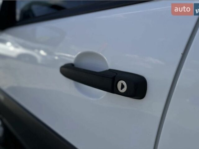 Белый Шевроле Нива, объемом двигателя 1.7 л и пробегом 98 тыс. км за 7200 $, фото 7 на Automoto.ua