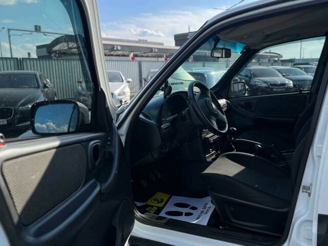 Белый Шевроле Нива, объемом двигателя 1.7 л и пробегом 98 тыс. км за 7500 $, фото 16 на Automoto.ua