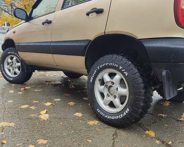 Шевроле Нива 2004 у Южноукраинске на Automoto.ua Бежевий Шевроле Нива, об'ємом двигуна 1.7 л та пробігом 200 тис. км за 5300 $, фото 1 на Automoto.ua