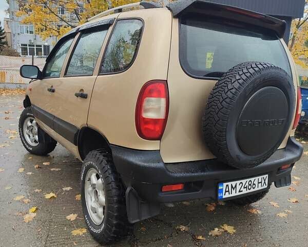 Шевроле Нива 2004 у Южноукраинске на Automoto.ua Бежевий Шевроле Нива, об'ємом двигуна 1.7 л та пробігом 200 тис. км за 5300 $, фото 2 на Automoto.ua
