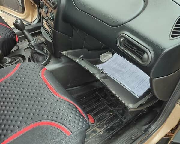 Шевроле Нива 2004 у Южноукраинске на Automoto.ua Бежевий Шевроле Нива, об'ємом двигуна 1.7 л та пробігом 200 тис. км за 5300 $, фото 11 на Automoto.ua