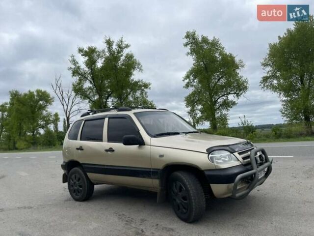 Бежевый Шевроле Нива, объемом двигателя 1.69 л и пробегом 250 тыс. км за 3000 $, фото 5 на Automoto.ua