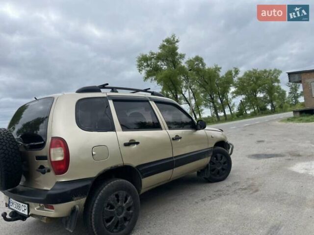 Бежевый Шевроле Нива, объемом двигателя 1.69 л и пробегом 250 тыс. км за 3000 $, фото 7 на Automoto.ua