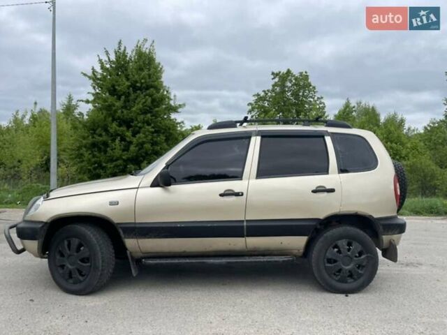 Бежевый Шевроле Нива, объемом двигателя 1.69 л и пробегом 250 тыс. км за 3000 $, фото 1 на Automoto.ua