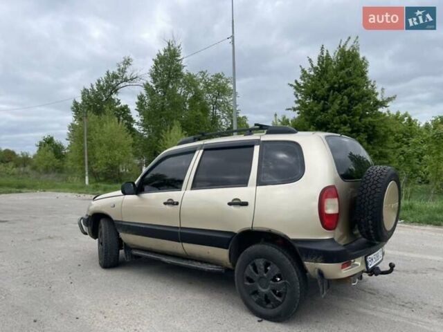 Бежевый Шевроле Нива, объемом двигателя 1.69 л и пробегом 250 тыс. км за 3000 $, фото 2 на Automoto.ua