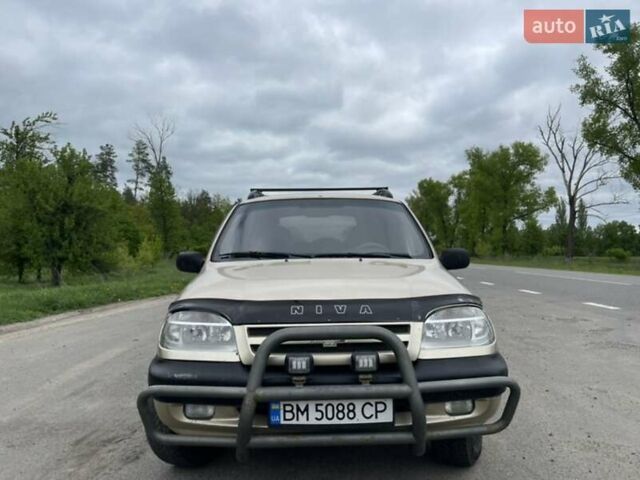 Бежевый Шевроле Нива, объемом двигателя 1.69 л и пробегом 250 тыс. км за 3000 $, фото 3 на Automoto.ua