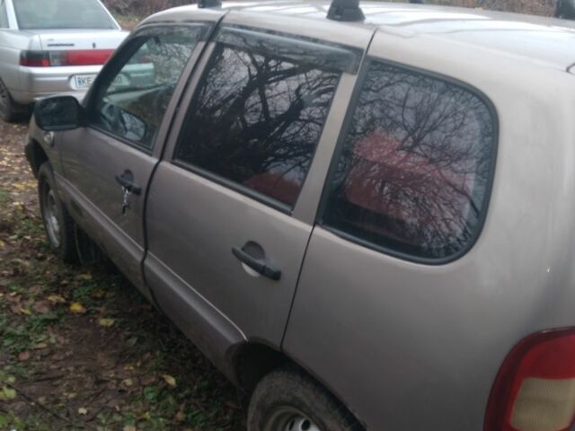 Бежевый Шевроле Нива, объемом двигателя 1.7 л и пробегом 444 тыс. км за 2700 $, фото 3 на Automoto.ua