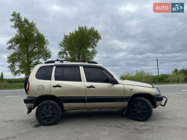 Бежевый Шевроле Нива, объемом двигателя 1.69 л и пробегом 250 тыс. км за 3000 $, фото 6 на Automoto.ua