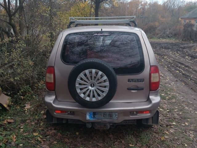 Бежевый Шевроле Нива, объемом двигателя 1.7 л и пробегом 444 тыс. км за 2700 $, фото 1 на Automoto.ua