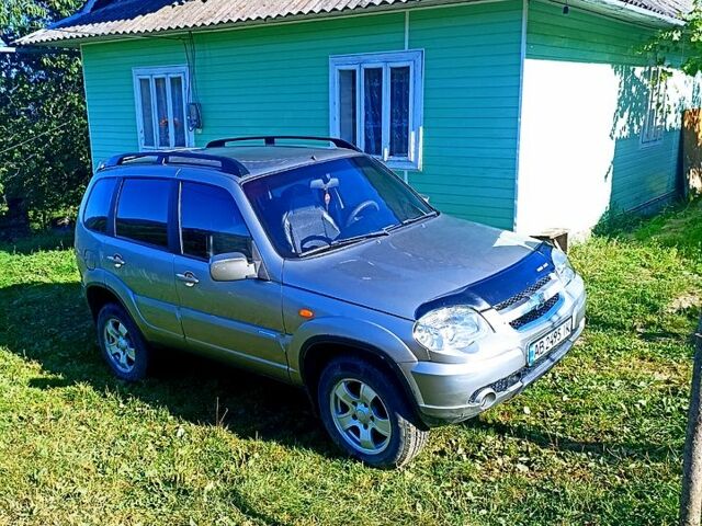 Бежевый Шевроле Нива, объемом двигателя 1.7 л и пробегом 242 тыс. км за 4600 $, фото 2 на Automoto.ua