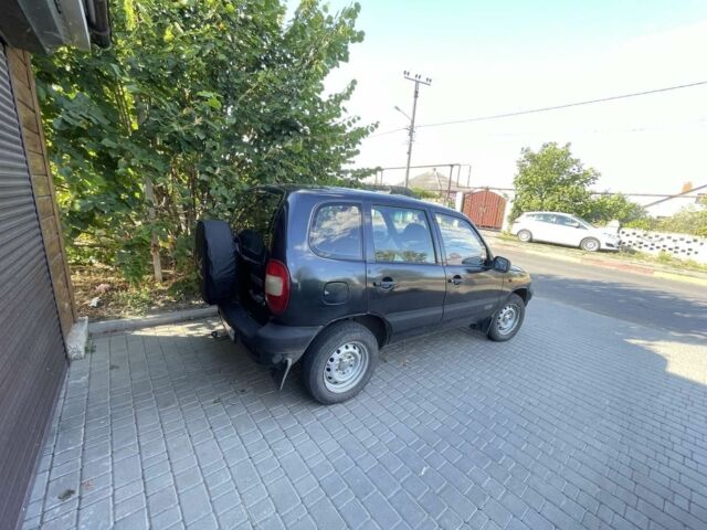 Черный Шевроле Нива, объемом двигателя 1.7 л и пробегом 250 тыс. км за 3800 $, фото 2 на Automoto.ua