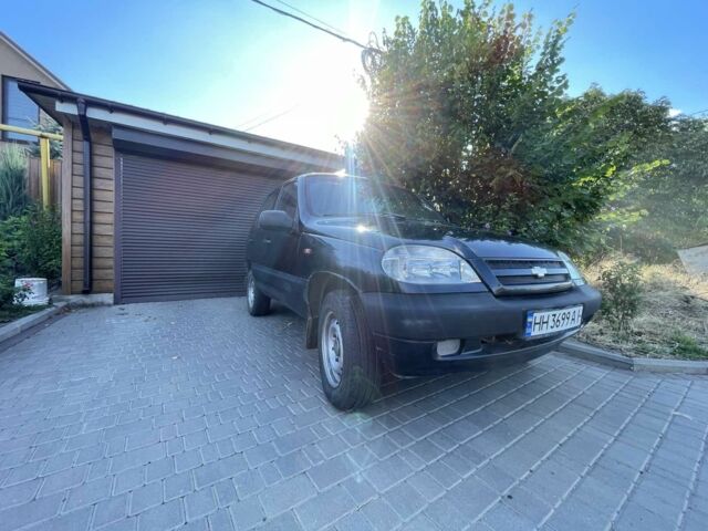 Черный Шевроле Нива, объемом двигателя 1.7 л и пробегом 250 тыс. км за 3800 $, фото 1 на Automoto.ua