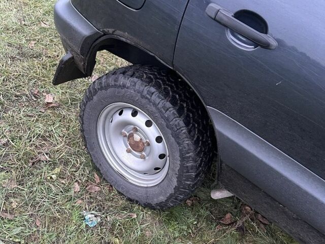 Чорний Шевроле Нива, об'ємом двигуна 1.7 л та пробігом 115 тис. км за 3300 $, фото 2 на Automoto.ua