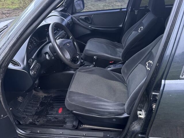 Чорний Шевроле Нива, об'ємом двигуна 1.7 л та пробігом 115 тис. км за 3300 $, фото 10 на Automoto.ua