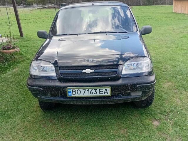 Черный Шевроле Нива, объемом двигателя 1.7 л и пробегом 167 тыс. км за 3800 $, фото 2 на Automoto.ua