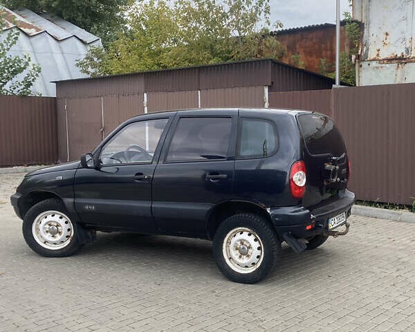 Черный Шевроле Нива, объемом двигателя 1.69 л и пробегом 370 тыс. км за 2800 $, фото 2 на Automoto.ua