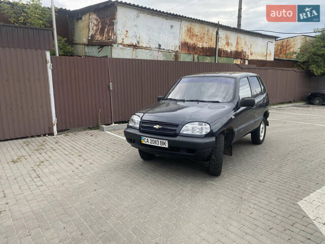 Черный Шевроле Нива, объемом двигателя 1.69 л и пробегом 370 тыс. км за 2800 $, фото 3 на Automoto.ua