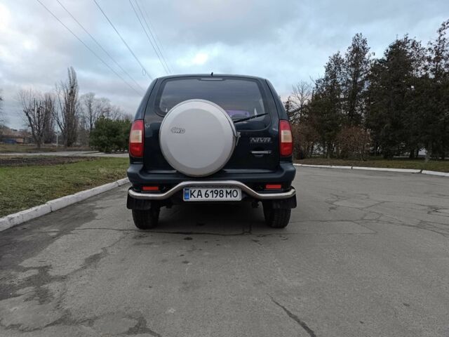 Черный Шевроле Нива, объемом двигателя 1.7 л и пробегом 195 тыс. км за 3100 $, фото 9 на Automoto.ua