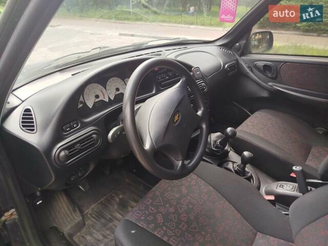 Черный Шевроле Нива, объемом двигателя 1.69 л и пробегом 260 тыс. км за 3800 $, фото 7 на Automoto.ua