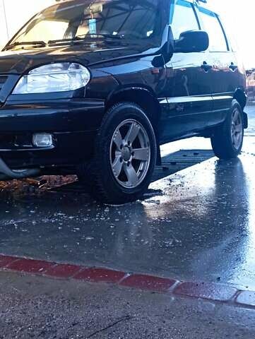 Черный Шевроле Нива, объемом двигателя 1.69 л и пробегом 189 тыс. км за 3500 $, фото 10 на Automoto.ua