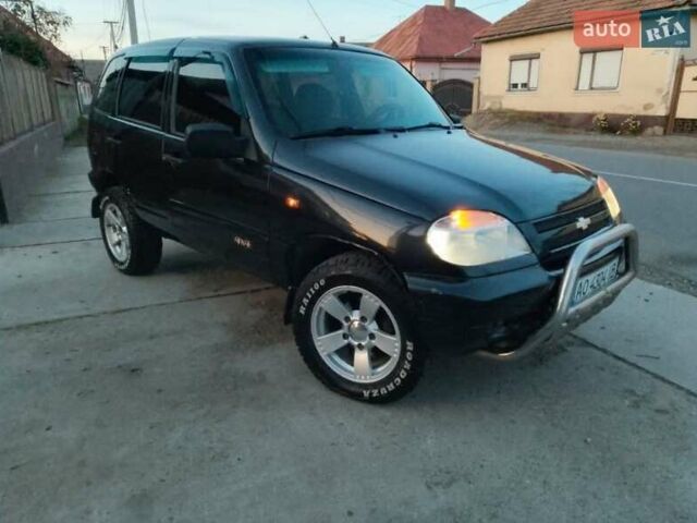 Черный Шевроле Нива, объемом двигателя 1.69 л и пробегом 180 тыс. км за 3300 $, фото 7 на Automoto.ua