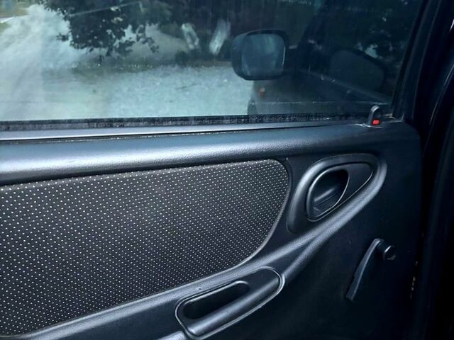 Черный Шевроле Нива, объемом двигателя 1.7 л и пробегом 194 тыс. км за 4100 $, фото 9 на Automoto.ua