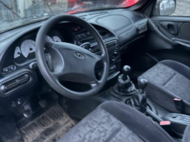 Черный Шевроле Нива, объемом двигателя 1.7 л и пробегом 200 тыс. км за 1307 $, фото 4 на Automoto.ua