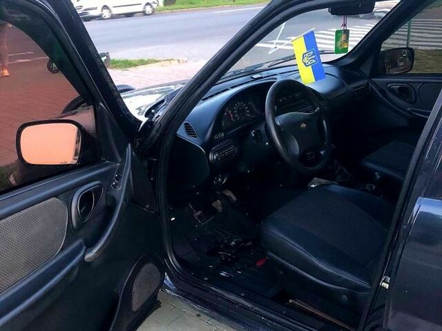 Черный Шевроле Нива, объемом двигателя 1.7 л и пробегом 158 тыс. км за 4200 $, фото 5 на Automoto.ua