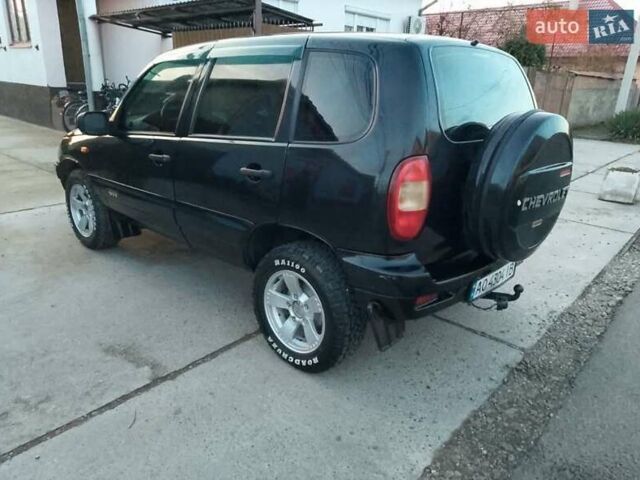 Черный Шевроле Нива, объемом двигателя 1.69 л и пробегом 180 тыс. км за 3300 $, фото 2 на Automoto.ua