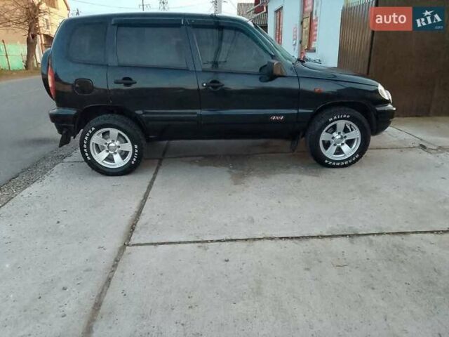 Черный Шевроле Нива, объемом двигателя 1.69 л и пробегом 180 тыс. км за 3300 $, фото 6 на Automoto.ua