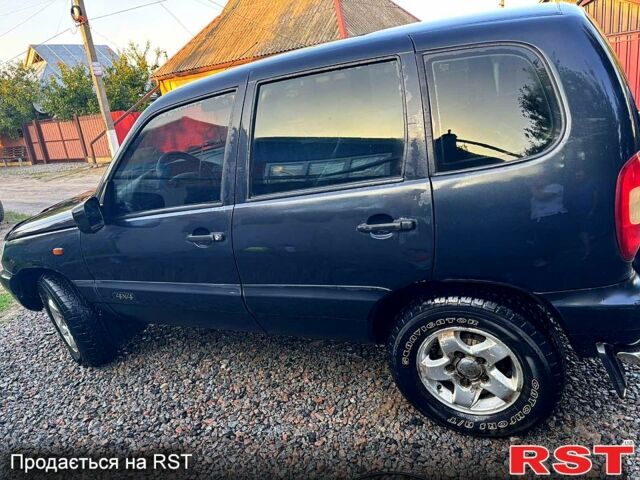 Черный Шевроле Нива, объемом двигателя 1.7 л и пробегом 194 тыс. км за 4100 $, фото 2 на Automoto.ua