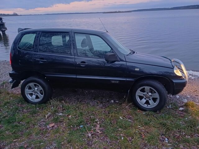 Черный Шевроле Нива, объемом двигателя 1 л и пробегом 234 тыс. км за 3300 $, фото 2 на Automoto.ua