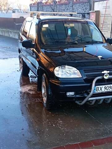 Черный Шевроле Нива, объемом двигателя 1.69 л и пробегом 189 тыс. км за 3500 $, фото 1 на Automoto.ua