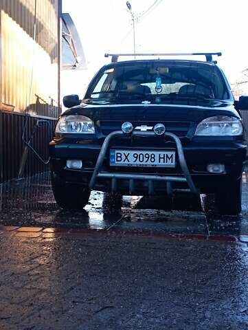 Черный Шевроле Нива, объемом двигателя 1.69 л и пробегом 189 тыс. км за 3500 $, фото 2 на Automoto.ua