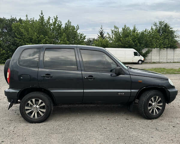 Черный Шевроле Нива, объемом двигателя 1.69 л и пробегом 264 тыс. км за 3700 $, фото 5 на Automoto.ua