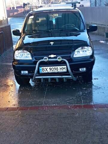 Черный Шевроле Нива, объемом двигателя 1.69 л и пробегом 189 тыс. км за 3500 $, фото 7 на Automoto.ua