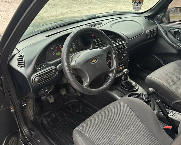 Черный Шевроле Нива, объемом двигателя 1.69 л и пробегом 264 тыс. км за 3700 $, фото 9 на Automoto.ua