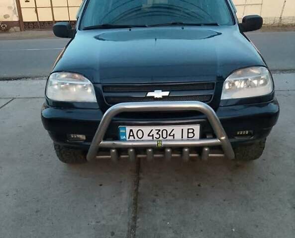 Черный Шевроле Нива, объемом двигателя 1.69 л и пробегом 180 тыс. км за 3300 $, фото 1 на Automoto.ua