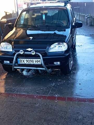 Черный Шевроле Нива, объемом двигателя 1.69 л и пробегом 189 тыс. км за 3500 $, фото 8 на Automoto.ua