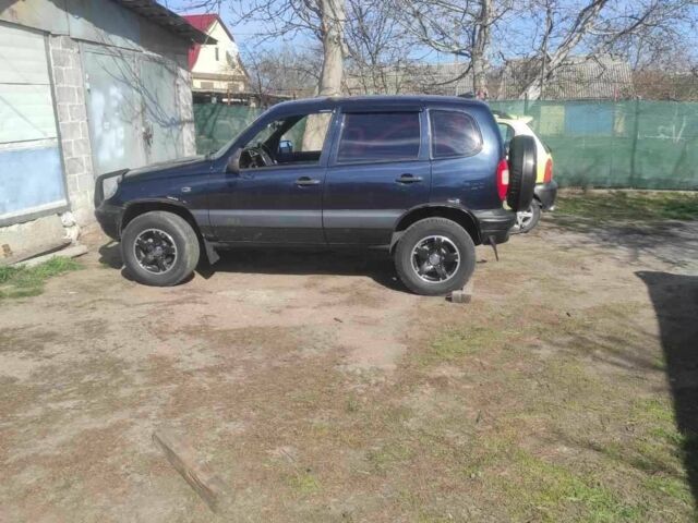 Черный Шевроле Нива, объемом двигателя 1.7 л и пробегом 235 тыс. км за 4200 $, фото 1 на Automoto.ua