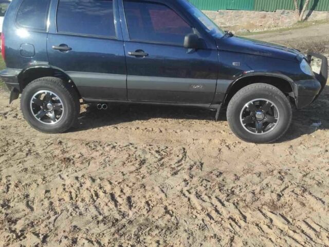 Черный Шевроле Нива, объемом двигателя 1.7 л и пробегом 235 тыс. км за 4200 $, фото 3 на Automoto.ua