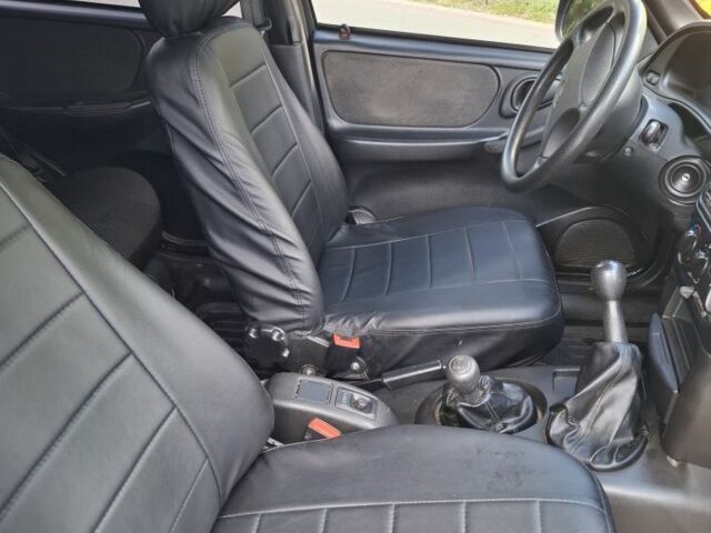 Черный Шевроле Нива, объемом двигателя 1.7 л и пробегом 36 тыс. км за 5900 $, фото 5 на Automoto.ua