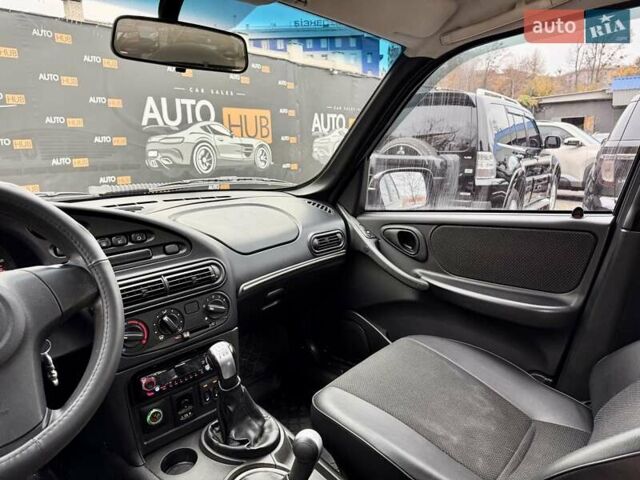 Черный Шевроле Нива, объемом двигателя 1.8 л и пробегом 90 тыс. км за 6700 $, фото 11 на Automoto.ua