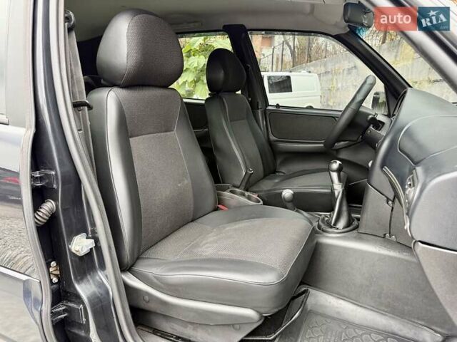 Черный Шевроле Нива, объемом двигателя 1.8 л и пробегом 90 тыс. км за 6700 $, фото 8 на Automoto.ua