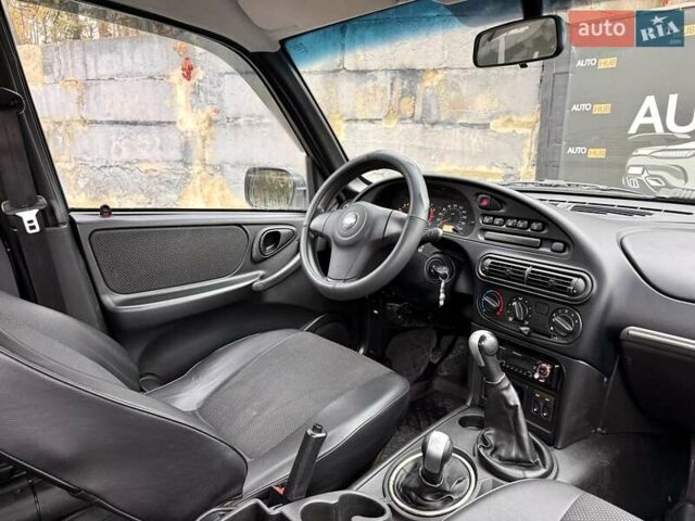 Черный Шевроле Нива, объемом двигателя 1.8 л и пробегом 90 тыс. км за 6700 $, фото 9 на Automoto.ua
