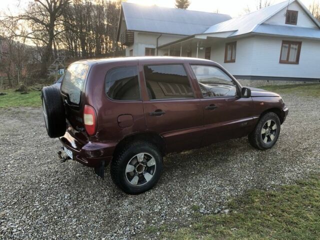 Красный Шевроле Нива, объемом двигателя 1.7 л и пробегом 280 тыс. км за 2350 $, фото 3 на Automoto.ua