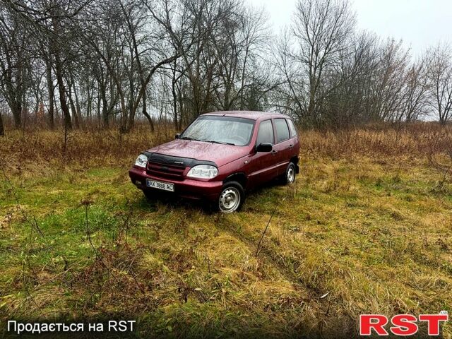 Красный Шевроле Нива, объемом двигателя 1.7 л и пробегом 250 тыс. км за 3300 $, фото 1 на Automoto.ua