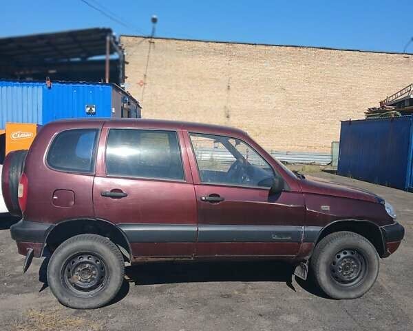 Красный Шевроле Нива, объемом двигателя 1.7 л и пробегом 500 тыс. км за 2000 $, фото 3 на Automoto.ua