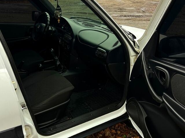 Шевроле Нива, объемом двигателя 1.7 л и пробегом 157 тыс. км за 6100 $, фото 9 на Automoto.ua